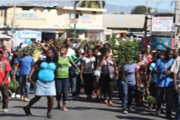 <strong>Manifestation des syndicats du textile contre les oligarques</strong>