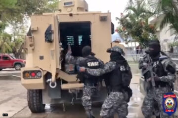 Sous prétexte de sécurité, des agents de la PNH bloquent la voie et rançonnent les commerçants, aggravant la misère d’un peuple déjà étranglé par la crise.