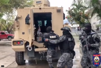 Sous prétexte de sécurité, des agents de la PNH bloquent la voie et rançonnent les commerçants, aggravant la misère d’un peuple déjà étranglé par la crise.