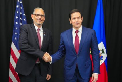 Haïti : accusé par les haïtiens de « logocratie », Alix Didier Fils-Aimé est critiqué pour un usage intensif du discours politique perçu comme un écran de fumée, entre promesses d’élections, communication jugée trompeuse et incapacité à répondre à l’insécurité et à la souffrance du peuple haïtien